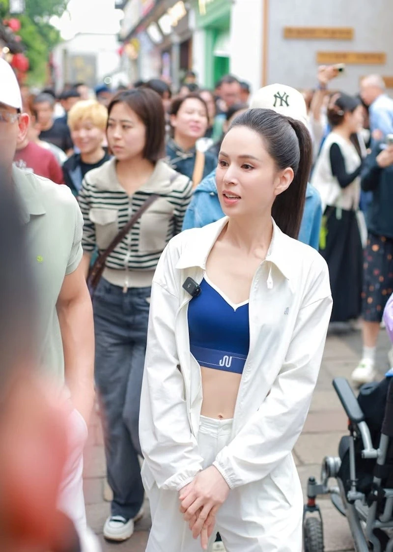 Nhan sắc thật của "Tiểu Long Nữ" Lý Nhược Đồng khiến dân tình sốc nặng, bảo sao hải quan cũng phải chặn lại Nhan sắc thật của "Tiểu Long Nữ" Lý Nhược Đồng khiến dân tình sốc nặng, bảo sao hải quan cũng phải chặn lại