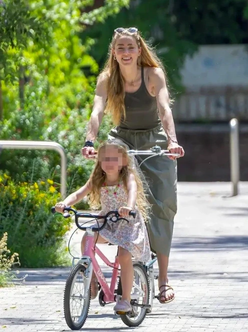 Nhan sắc tuổi 40 của "mỹ nhân sở hữu gương mặt tỷ lệ vàng" Amber Heard Nhan sắc tuổi 40 của "mỹ nhân sở hữu gương mặt tỷ lệ vàng" Amber Heard