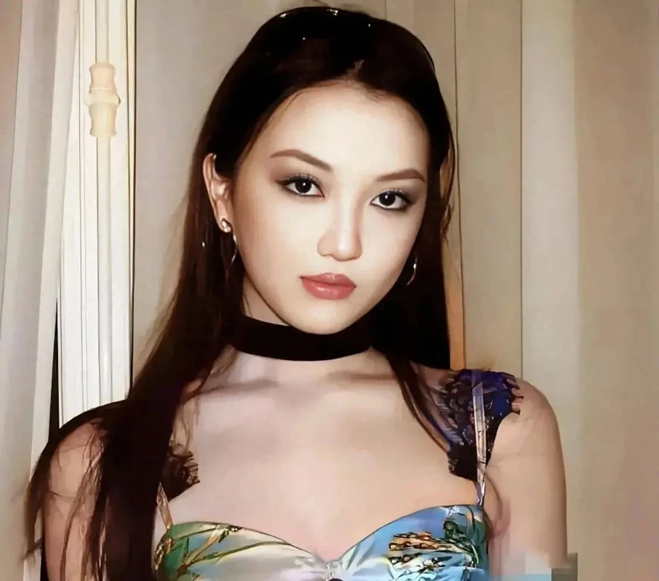 Nhan sắc xinh đẹp của con gái “thiên hậu” Vương Phi sau 4 lần phẫu thuật