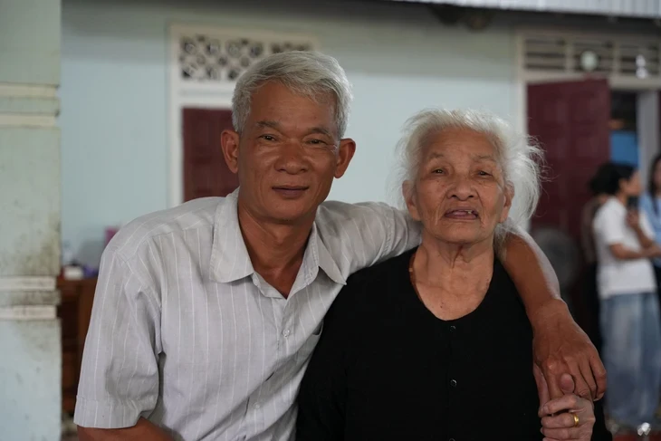 Như chưa hề có cuộc chia ly: Bỏ nhà đi khi tóc mẹ còn xanh, trở về khi mẹ rưng rưng đầu bạc Như chưa hề có cuộc chia ly: Bỏ nhà đi khi tóc mẹ còn xanh, trở về khi mẹ rưng rưng đầu bạc