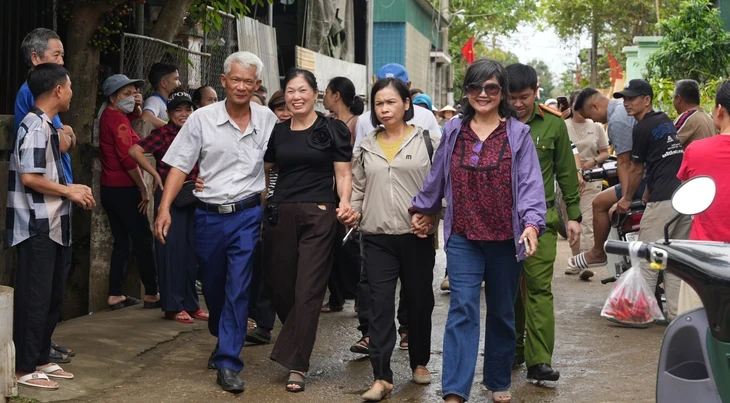 Như chưa hề có cuộc chia ly: Bỏ nhà đi khi tóc mẹ còn xanh, trở về khi mẹ rưng rưng đầu bạc Như chưa hề có cuộc chia ly: Bỏ nhà đi khi tóc mẹ còn xanh, trở về khi mẹ rưng rưng đầu bạc