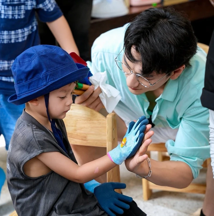 Những 'cái đuôi nhỏ' đáng yêu hơn cả Anh trai Những 'cái đuôi nhỏ' đáng yêu hơn cả Anh trai