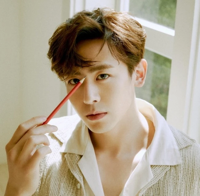 Nichkhun 2PM bị một người phụ nữ đeo bám về tận nhà lúc nửa đêm, còn liên tục chửi bới và hành hung Nichkhun 2PM bị một người phụ nữ đeo bám về tận nhà lúc nửa đêm, còn liên tục chửi bới và hành hung