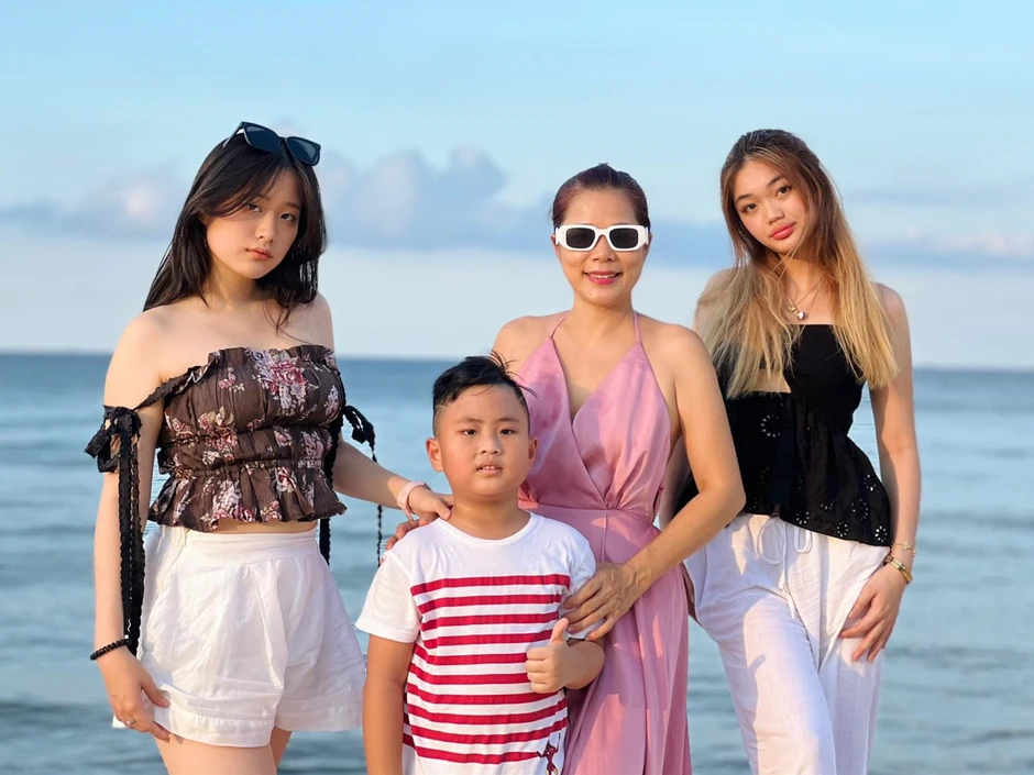 Nỗi lòng của ca sĩ Mỹ Lệ khi 2 con gái 'nói 6 thứ tiếng, đỗ 5 trường đại học' Nỗi lòng của ca sĩ Mỹ Lệ khi 2 con gái 'nói 6 thứ tiếng, đỗ 5 trường đại học'