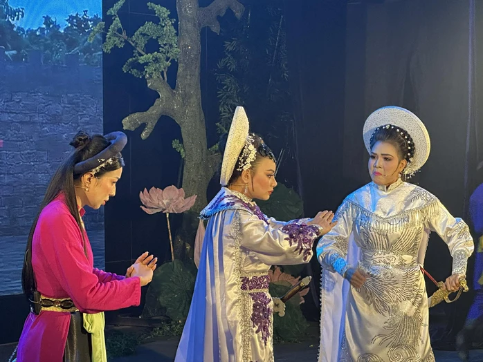NSND Hồ Ngọc Trinh đạo diễn vở cải lương kinh điển "Tiếng trống Mê Linh" NSND Hồ Ngọc Trinh đạo diễn vở cải lương kinh điển "Tiếng trống Mê Linh"