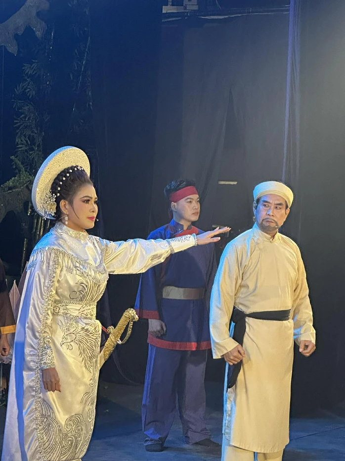 NSND Hồ Ngọc Trinh đạo diễn vở cải lương kinh điển "Tiếng trống Mê Linh" NSND Hồ Ngọc Trinh đạo diễn vở cải lương kinh điển "Tiếng trống Mê Linh"