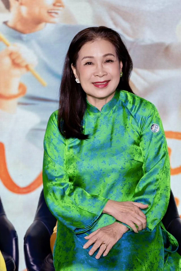 NSND Kim Xuân nói về hình ảnh cúi gục đầu ở sự kiện gây hoang mang NSND Kim Xuân nói về hình ảnh cúi gục đầu ở sự kiện gây hoang mang
