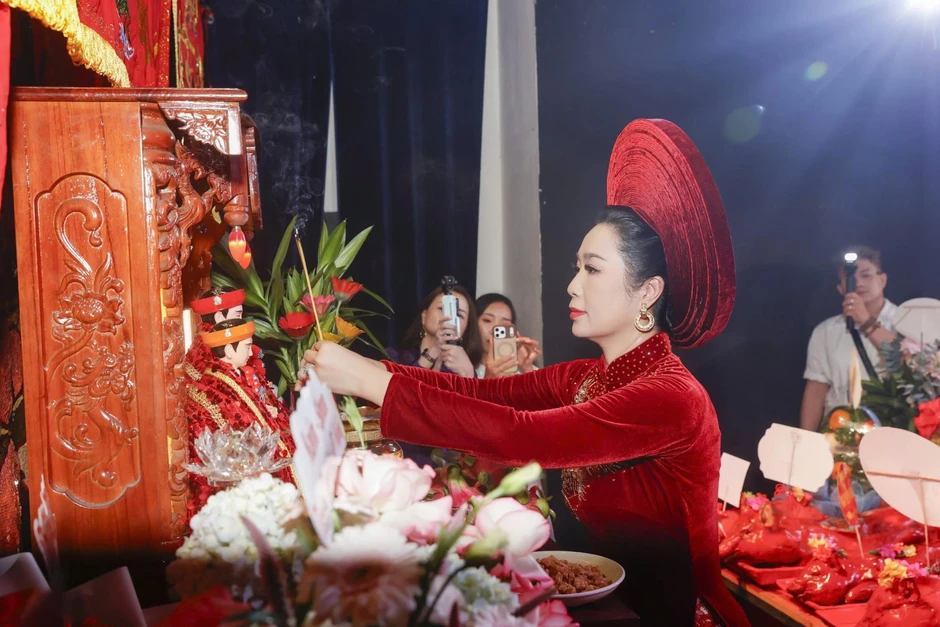 NSND Trịnh Kim Chi tất bật trong ngày Giỗ Tổ sân khấu với vai trò mới
