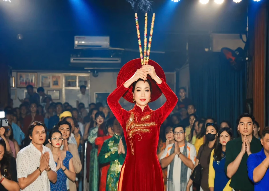 NSND Trịnh Kim Chi tất bật trong ngày Giỗ Tổ sân khấu với vai trò mới
