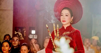 NSND Trịnh Kim Chi tất bật trong ngày Giỗ Tổ sân khấu với vai trò mới