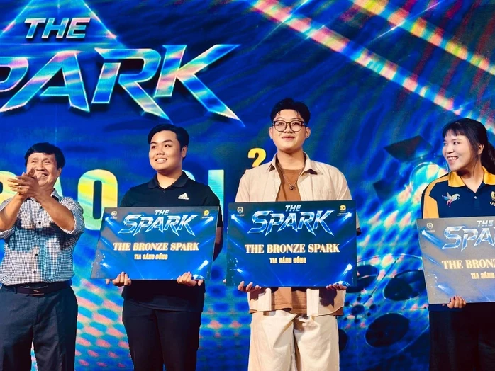 NSƯT – đạo diễn Lê Cường vui mừng trước thành quả của học trò tại lễ công chiếu TVC