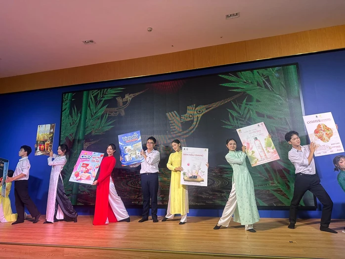 NSƯT – đạo diễn Lê Cường vui mừng trước thành quả của học trò tại lễ công chiếu TVC