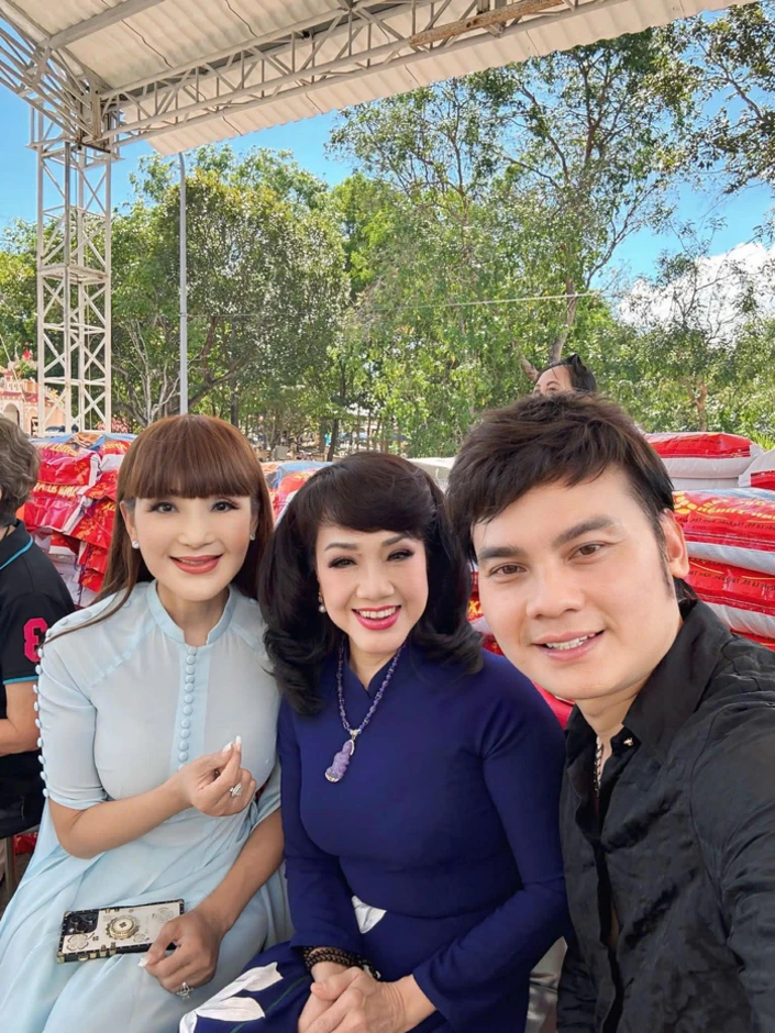 NSƯT Kim Tiểu Long trao tặng 10 tấn gạo và quà cho bà con nông dân nghèo tại Lâm Đồng NSƯT Kim Tiểu Long trao tặng 10 tấn gạo và quà cho bà con nông dân nghèo tại Lâm Đồng