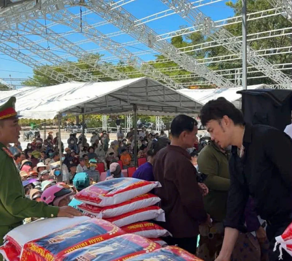 NSƯT Kim Tiểu Long trao tặng 10 tấn gạo và quà cho bà con nông dân nghèo tại Lâm Đồng NSƯT Kim Tiểu Long trao tặng 10 tấn gạo và quà cho bà con nông dân nghèo tại Lâm Đồng