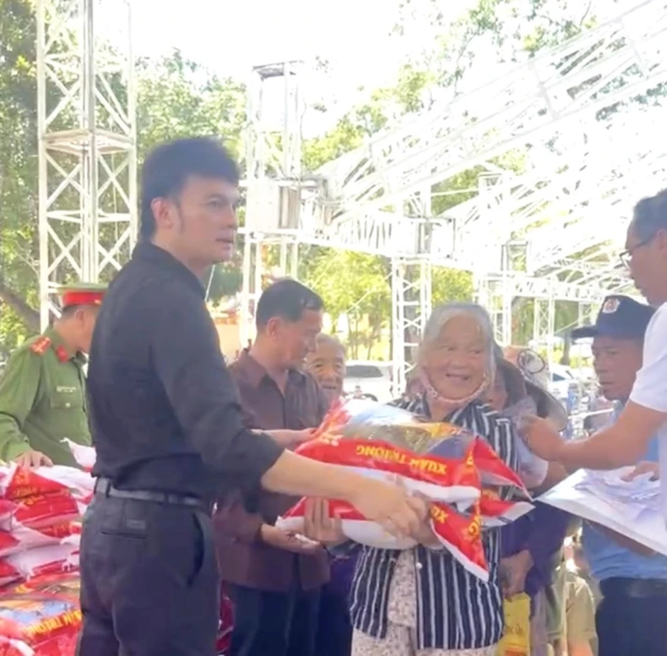 NSƯT Kim Tiểu Long trao tặng 10 tấn gạo và quà cho bà con nông dân nghèo tại Lâm Đồng NSƯT Kim Tiểu Long trao tặng 10 tấn gạo và quà cho bà con nông dân nghèo tại Lâm Đồng