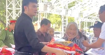 NSƯT Kim Tiểu Long trao tặng 10 tấn gạo và quà cho bà con nông dân nghèo tại Lâm Đồng