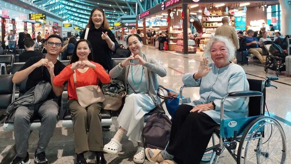 NSƯT Lê Mai ngồi xe đẩy, được 3 con gái là mỹ nhân Hà Thành đưa đi du lịch NSƯT Lê Mai ngồi xe đẩy, được 3 con gái là mỹ nhân Hà Thành đưa đi du lịch