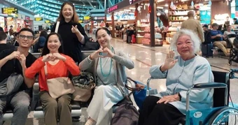 NSƯT Lê Mai ngồi xe đẩy, được 3 con gái là mỹ nhân Hà Thành đưa đi du lịch