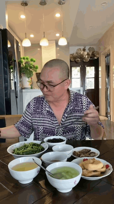 NSƯT Xuân Hinh nghỉ hưu sớm ở tuổi 57, sống bình yên trong căn nhà phố cổ Hà Nội NSƯT Xuân Hinh nghỉ hưu sớm ở tuổi 57, sống bình yên trong căn nhà phố cổ Hà Nội