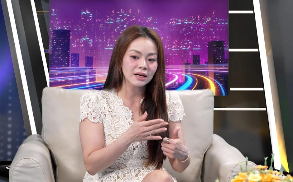 Nữ ca sĩ 40 tuổi bị hàng trăm người tấn công, gây rối Nữ ca sĩ 40 tuổi bị hàng trăm người tấn công, gây rối