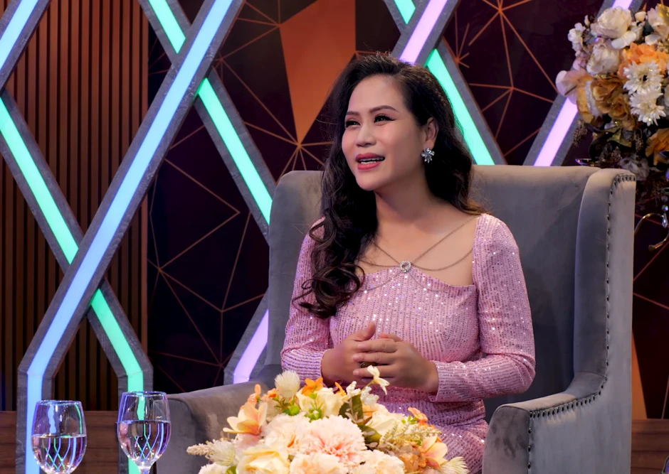 Nữ ca sĩ 43 tuổi bị cắt tiết mục khi đi hát lót: "Tôi uất ức" Nữ ca sĩ 43 tuổi bị cắt tiết mục khi đi hát lót: "Tôi uất ức"