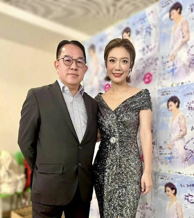 Nữ ca sĩ đình đám bại lộ chuyện ngoại tình với NSX âm nhạc vì 1 bức ảnh, nhà đài thông báo cắt sóng Nữ ca sĩ đình đám bại lộ chuyện ngoại tình với NSX âm nhạc vì 1 bức ảnh, nhà đài thông báo cắt sóng