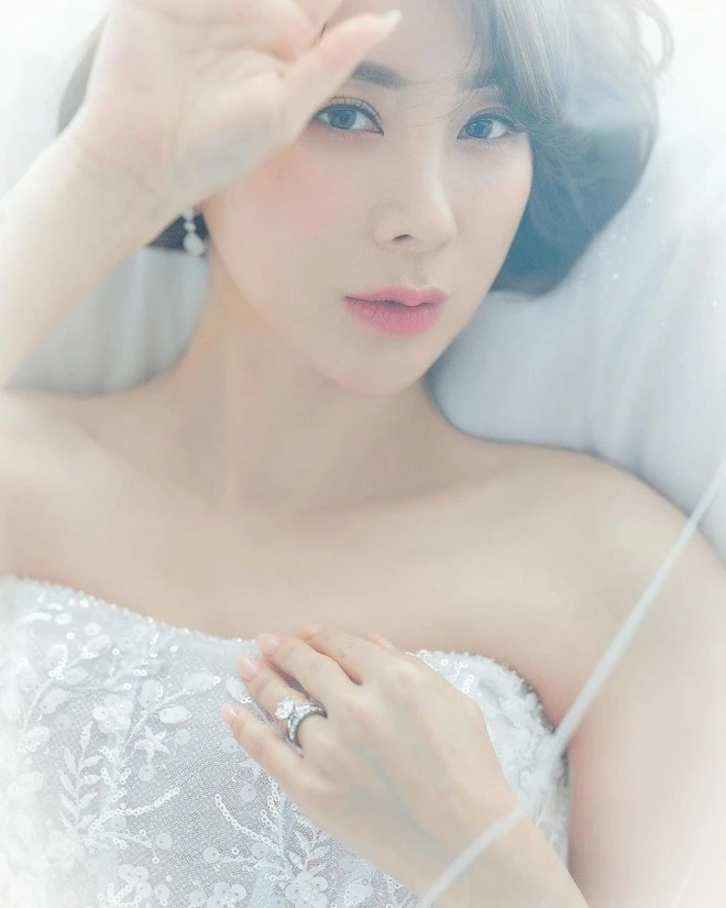 Nữ ca sĩ hạng A bị chồng doanh nhân “đá” sau nửa năm cưới: Thất nghiệp, phải bán hết 800 đôi giày hàng hiệu để sống qua ngày Nữ ca sĩ hạng A bị chồng doanh nhân “đá” sau nửa năm cưới: Thất nghiệp, phải bán hết 800 đôi giày hàng hiệu để sống qua ngày