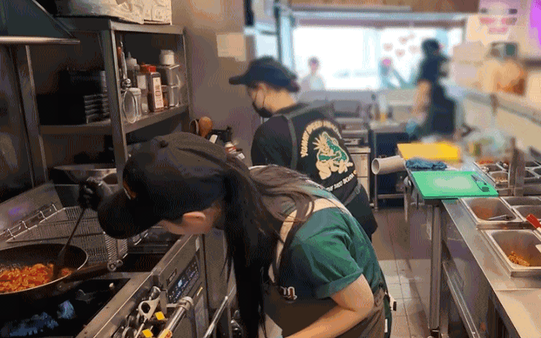 Nữ ca sĩ là thành viên nhóm nhạc nổi tiếng nay mở quán ăn ở phường Anguk, kiếm tiền tỷ mỗi tháng Nữ ca sĩ là thành viên nhóm nhạc nổi tiếng nay mở quán ăn ở phường Anguk, kiếm tiền tỷ mỗi tháng
