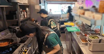 Nữ ca sĩ là thành viên nhóm nhạc nổi tiếng nay mở quán ăn ở phường Anguk, kiếm tiền tỷ mỗi tháng