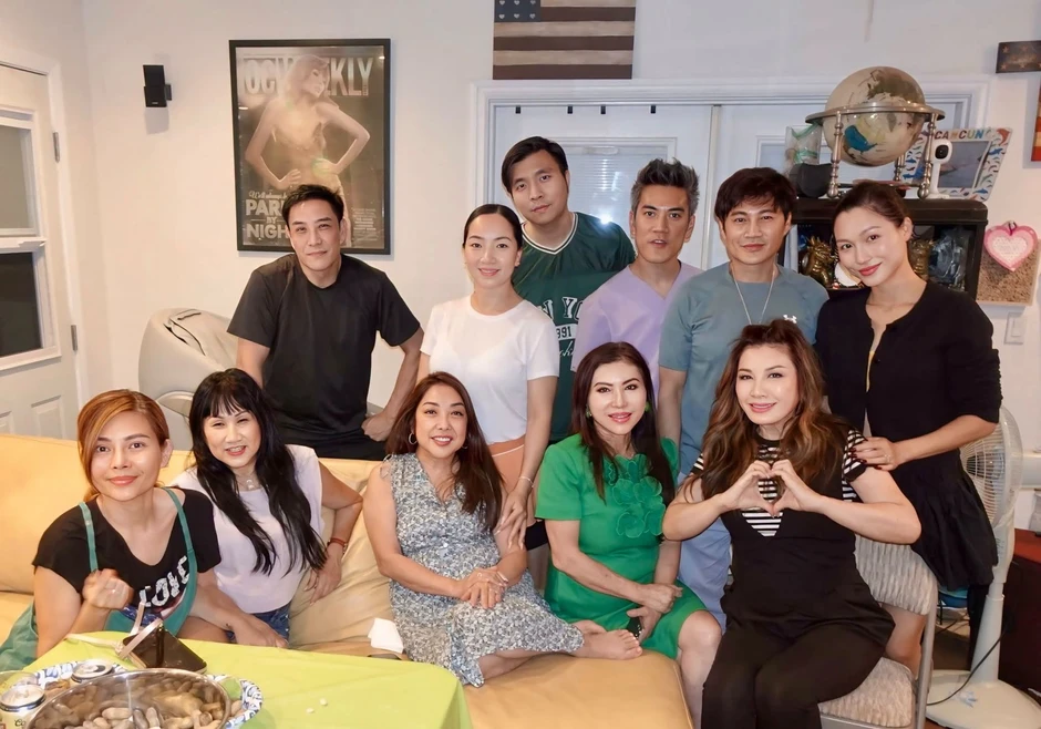 Nữ ca sĩ lấy chồng hai người Mỹ, nói trong nước mắt Nữ ca sĩ lấy chồng hai người Mỹ, nói trong nước mắt