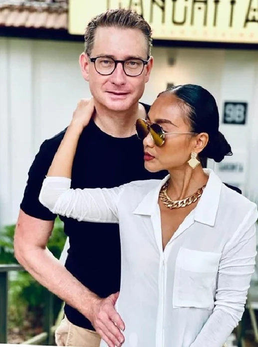 Nữ ca sĩ lấy chồng Thụy Điển: "Tôi nói luôn, tôi không đánh đổi cái gì hết" Nữ ca sĩ lấy chồng Thụy Điển: "Tôi nói luôn, tôi không đánh đổi cái gì hết"