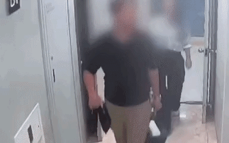 Nữ ca sĩ lộ clip ngoại tình trong thang máy thua kiện, khóc nghẹn thanh minh mà chả ai thương: "Tôi cũng là nạn nhân" Nữ ca sĩ lộ clip ngoại tình trong thang máy thua kiện, khóc nghẹn thanh minh mà chả ai thương: "Tôi cũng là nạn nhân"