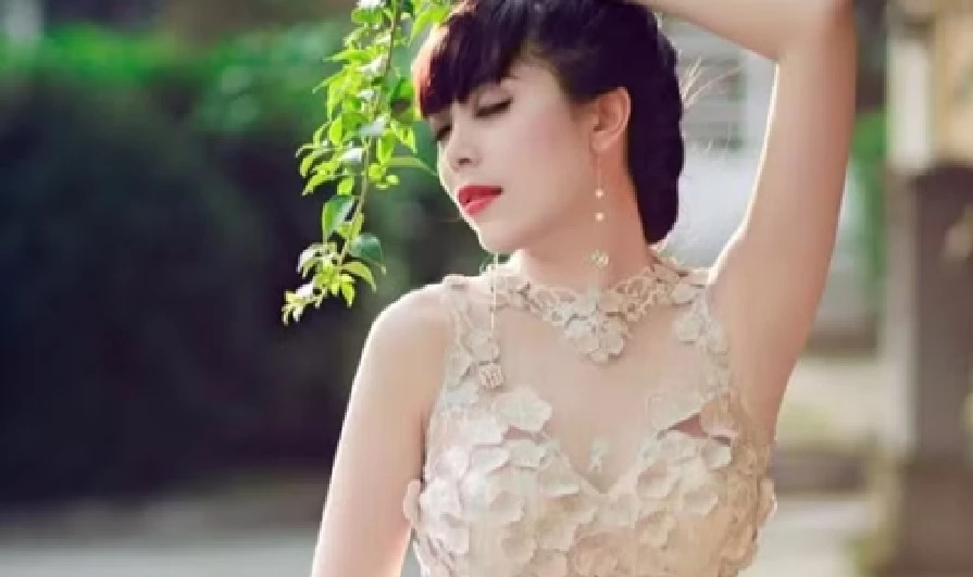 Nữ ca sĩ nghỉ hát ra nước ngoài: "Tôi nói thẳng, tôi không đánh đổi gì hết" Nữ ca sĩ nghỉ hát ra nước ngoài: "Tôi nói thẳng, tôi không đánh đổi gì hết"