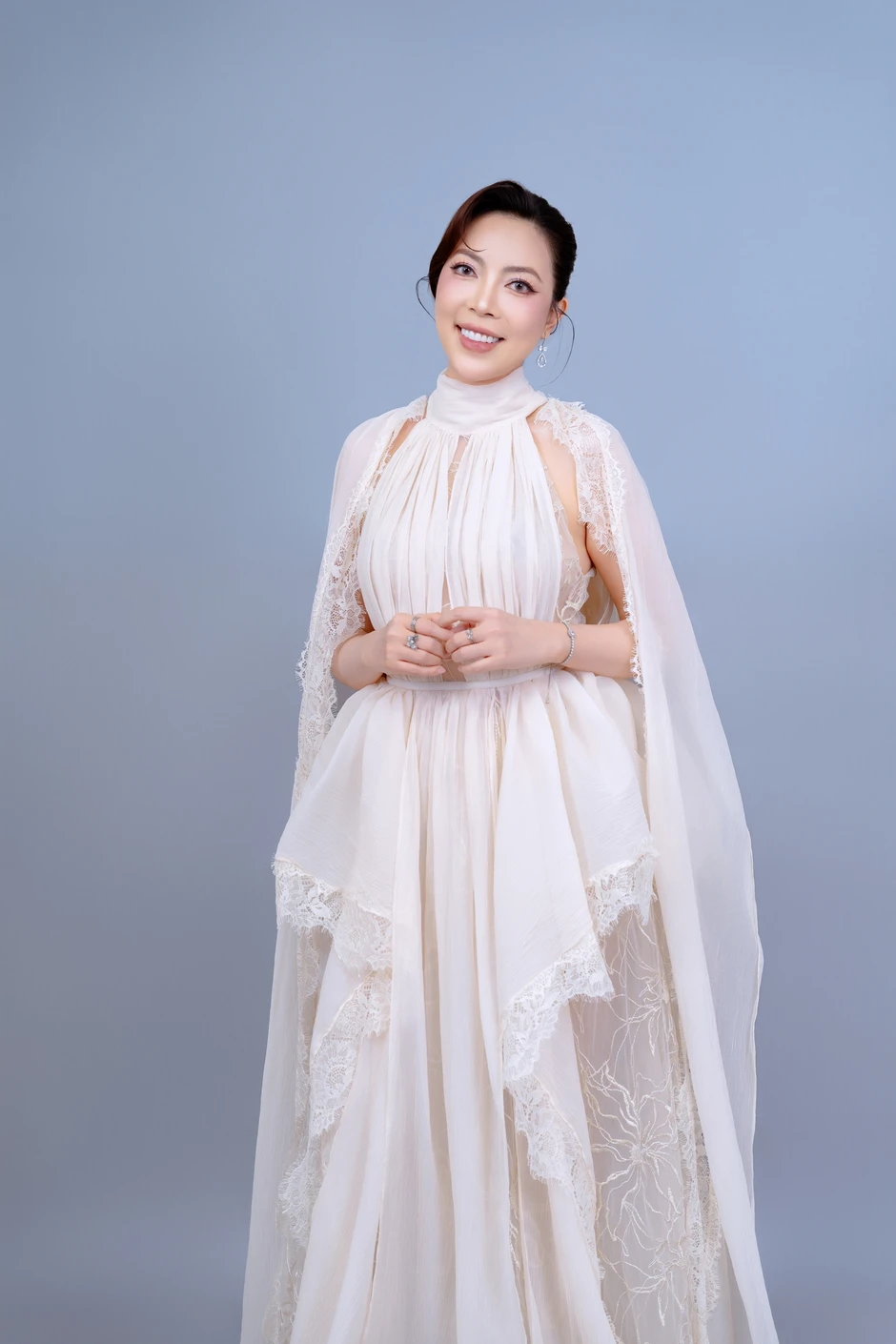 Nữ ca sĩ nghỉ hát ra nước ngoài: "Tôi nói thẳng, tôi không đánh đổi gì hết" Nữ ca sĩ nghỉ hát ra nước ngoài: "Tôi nói thẳng, tôi không đánh đổi gì hết"