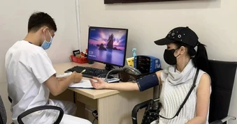 Nữ ca sĩ SN 1975 từ Singapore về nói thẳng tình hình của Hồng Nhung hiện tại