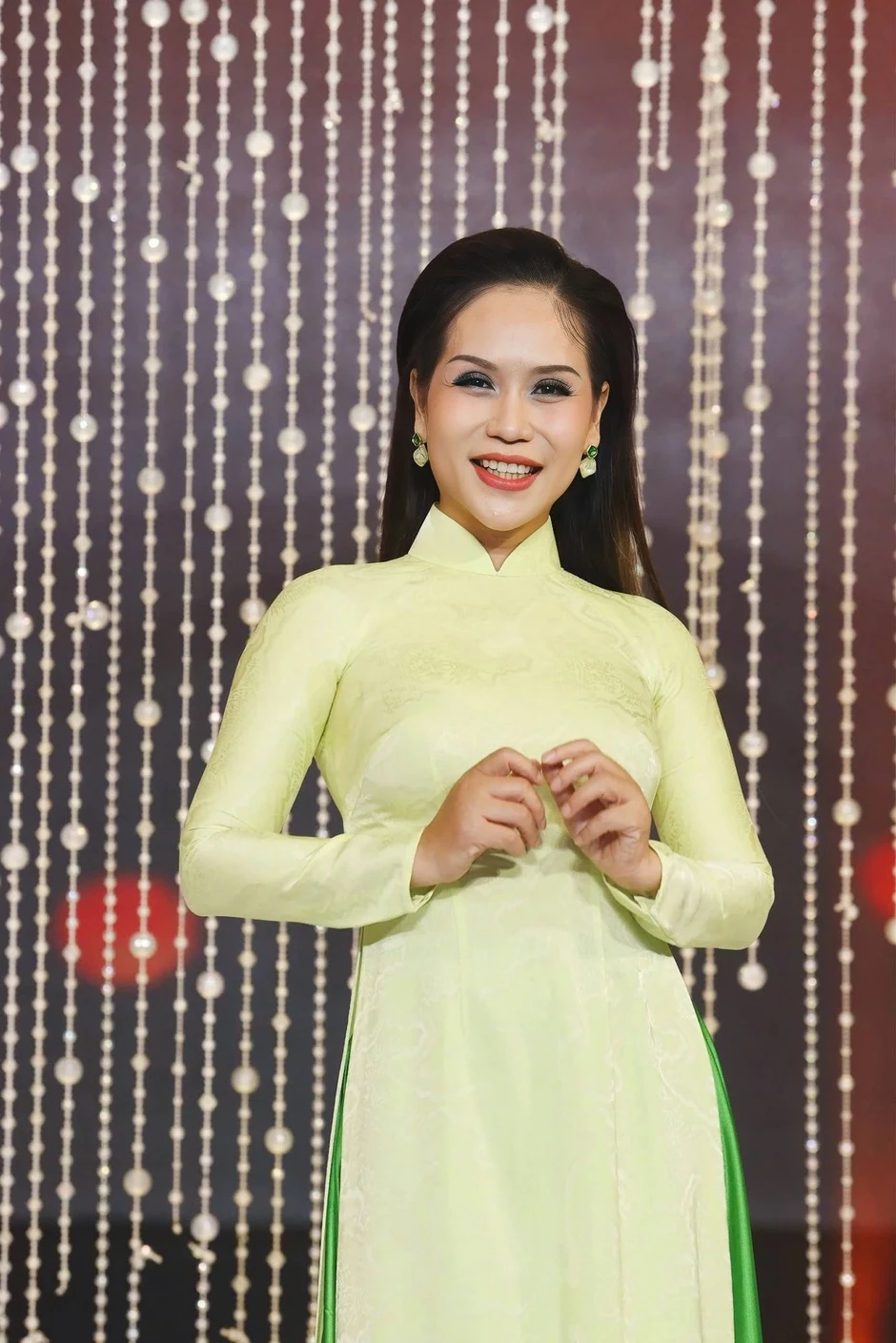 Nữ ca sĩ từng đi hát lót, tủi thân vì bị cắt tiết mục ở phút chót Nữ ca sĩ từng đi hát lót, tủi thân vì bị cắt tiết mục ở phút chót