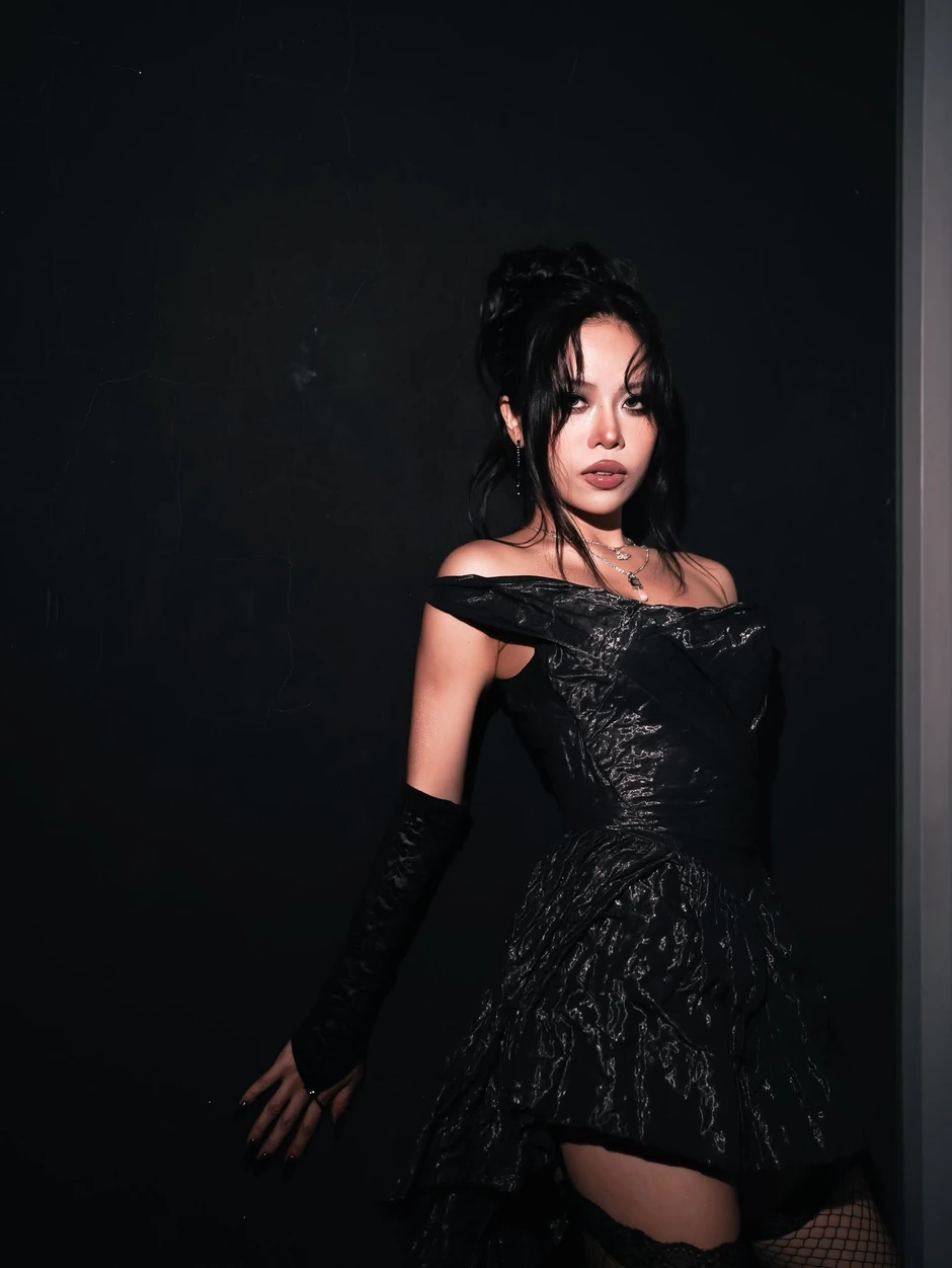 Nữ ca sĩ xuất thân chuyên Amsterdam Hà Nội thi Đại học đỗ trường Y, đi hát có album được quốc tế ca ngợi Nữ ca sĩ xuất thân chuyên Amsterdam Hà Nội thi Đại học đỗ trường Y, đi hát có album được quốc tế ca ngợi
