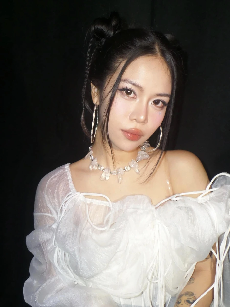 Nữ ca sĩ xuất thân chuyên Amsterdam Hà Nội thi Đại học đỗ trường Y, đi hát có album được quốc tế ca ngợi Nữ ca sĩ xuất thân chuyên Amsterdam Hà Nội thi Đại học đỗ trường Y, đi hát có album được quốc tế ca ngợi