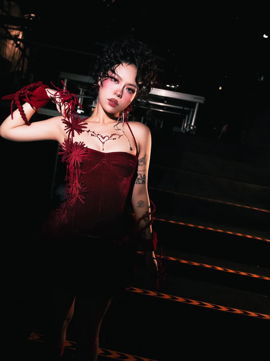Nữ ca sĩ xuất thân chuyên Amsterdam Hà Nội thi Đại học đỗ trường Y, đi hát có album được quốc tế ca ngợi Nữ ca sĩ xuất thân chuyên Amsterdam Hà Nội thi Đại học đỗ trường Y, đi hát có album được quốc tế ca ngợi