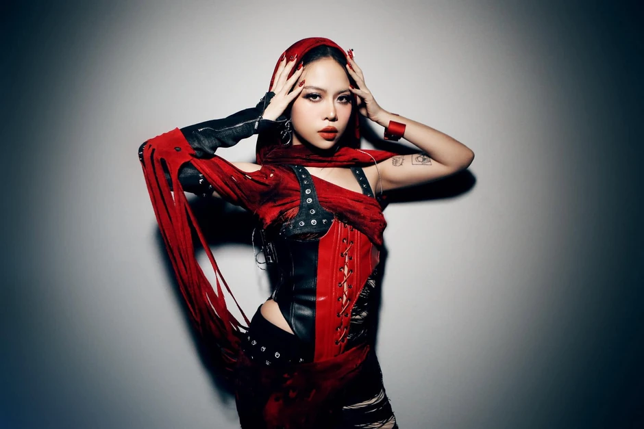 Nữ ca sĩ xuất thân chuyên Amsterdam Hà Nội thi Đại học đỗ trường Y, đi hát có album được quốc tế ca ngợi Nữ ca sĩ xuất thân chuyên Amsterdam Hà Nội thi Đại học đỗ trường Y, đi hát có album được quốc tế ca ngợi