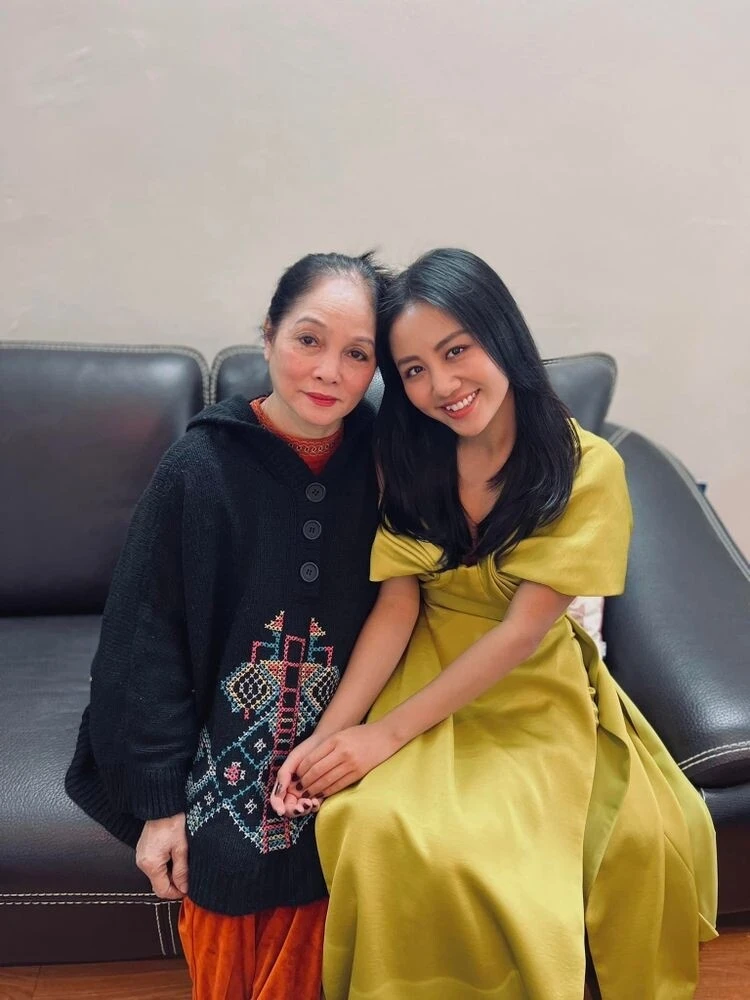 Nữ Đại tá là NSND đình đám: Mẹ Văn Mai Hương đến gặp tôi bảo "nó sợ bà quá" Nữ Đại tá là NSND đình đám: Mẹ Văn Mai Hương đến gặp tôi bảo "nó sợ bà quá"