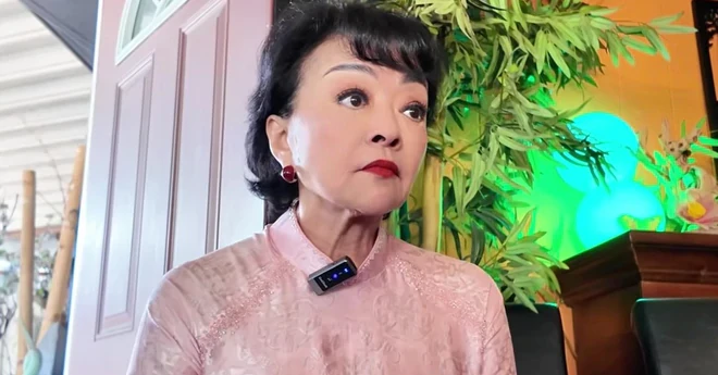 Nữ danh ca SN 1956 nhắc thẳng đàn em: "Có nghe hay không thì tùy" Nữ danh ca SN 1956 nhắc thẳng đàn em: "Có nghe hay không thì tùy"