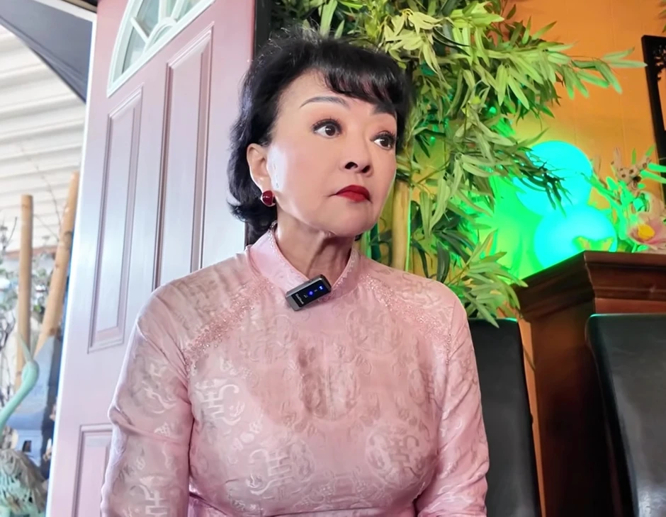 Nữ danh ca SN 1956 nhắc thẳng đàn em: "Có nghe hay không thì tùy" Nữ danh ca SN 1956 nhắc thẳng đàn em: "Có nghe hay không thì tùy"