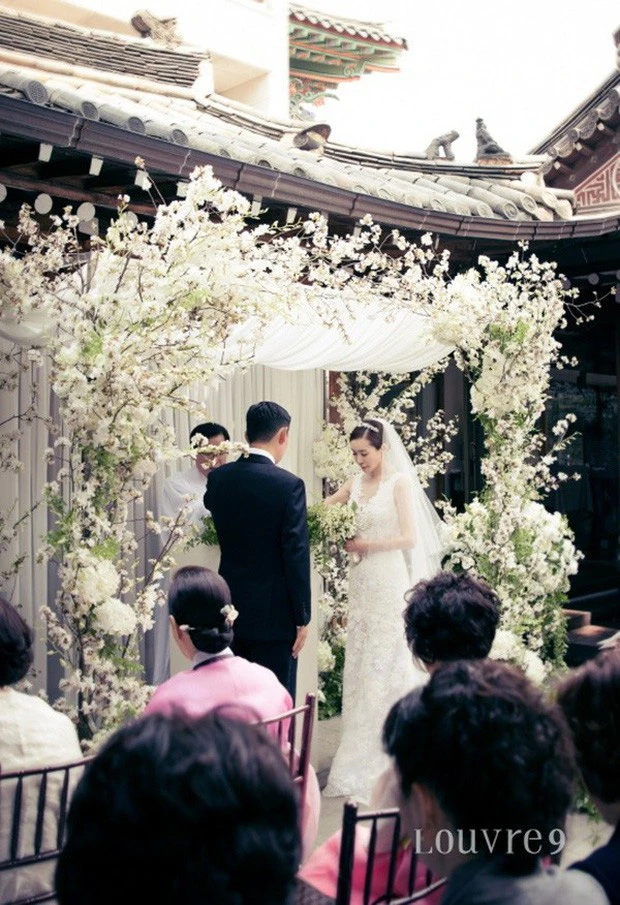 Nữ diễn viên ai cũng biết mặt “dao kéo” hỏng hết mặt, được chàng trai lương 19 tỷ/năm quỳ gối cầu hôn sau 30 ngày hẹn hò