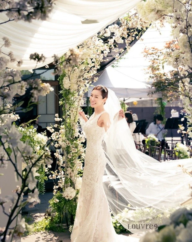 Nữ diễn viên ai cũng biết mặt “dao kéo” hỏng hết mặt, được chàng trai lương 19 tỷ/năm quỳ gối cầu hôn sau 30 ngày hẹn hò