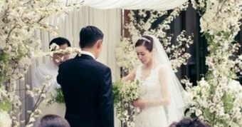 Nữ diễn viên ai cũng biết mặt “dao kéo” hỏng hết mặt, được chàng trai lương 19 tỷ/năm quỳ gối cầu hôn sau 30 ngày hẹn hò