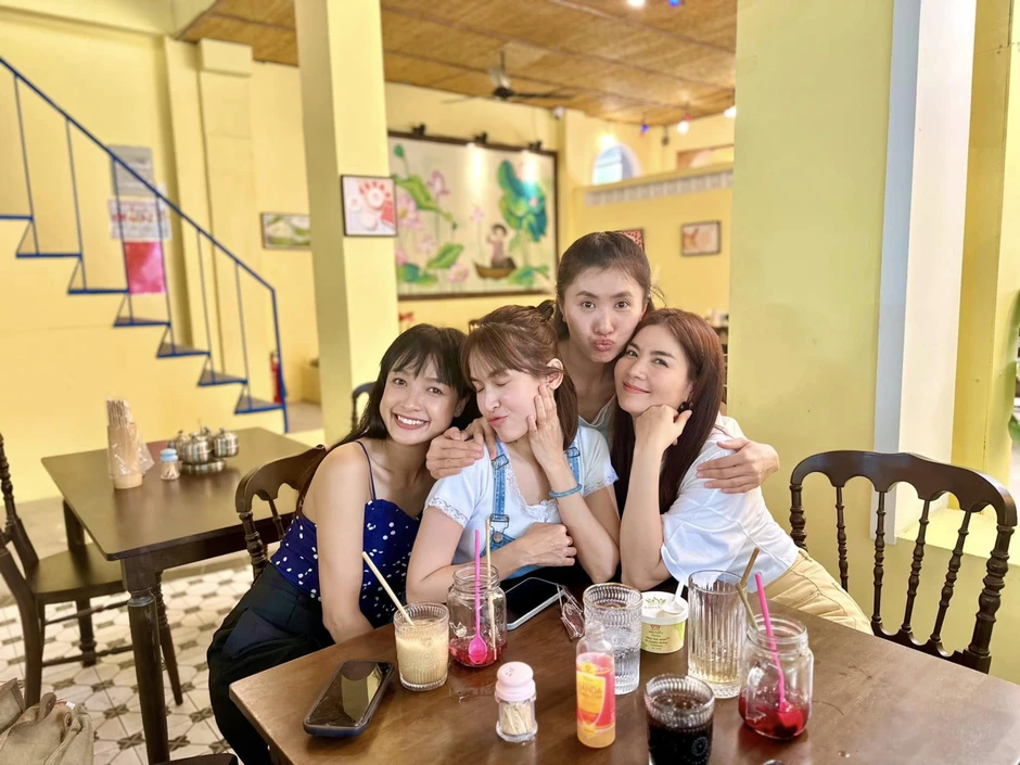 Nữ diễn viên đình đám đi bán bún bò Huế ở đường số 6, phường Tân Phong, TP.HCM Nữ diễn viên đình đám đi bán bún bò Huế ở đường số 6, phường Tân Phong, TP.HCM