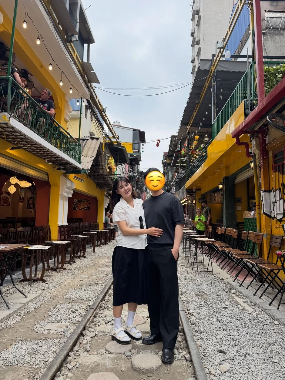 Nữ diễn viên Hàn Quốc ăn phở, uống cà phê đường tàu ở Hà Nội Nữ diễn viên Hàn Quốc ăn phở, uống cà phê đường tàu ở Hà Nội