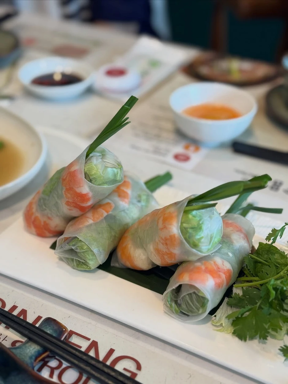 Nữ diễn viên Hàn Quốc ăn phở, uống cà phê đường tàu ở Hà Nội Nữ diễn viên Hàn Quốc ăn phở, uống cà phê đường tàu ở Hà Nội