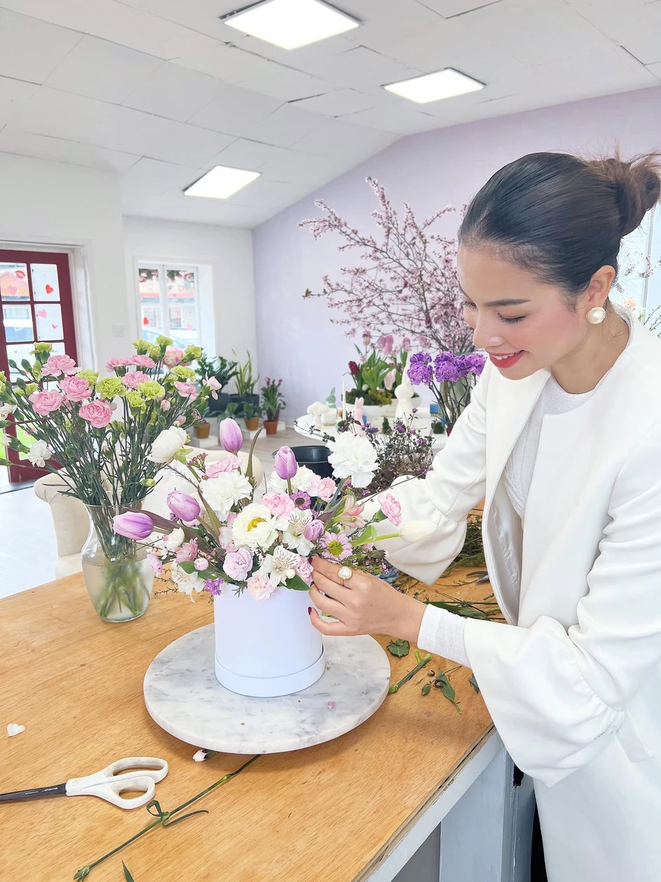 Nữ giảng viên quê Hải Phòng từng nổi đình đám showbiz từ năm 24 tuổi, hiện bán hoa, làm trang trí đám cưới ở Mỹ, sống trong biệt thự 2 tầng Nữ giảng viên quê Hải Phòng từng nổi đình đám showbiz từ năm 24 tuổi, hiện bán hoa, làm trang trí đám cưới ở Mỹ, sống trong biệt thự 2 tầng
